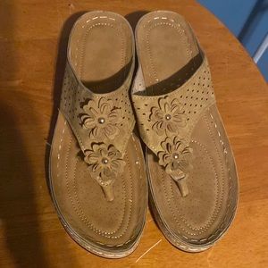 S-Pkg 64 NWOT Orthopedic Tan Sandals Size9.5